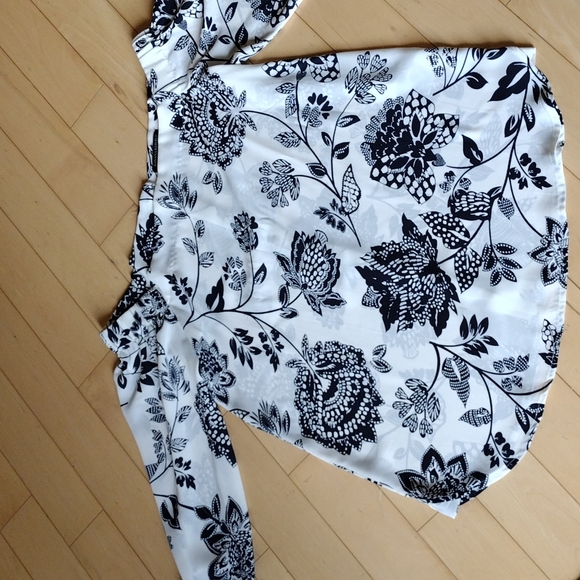 Banana Republic off the shoulder blouse - Picture 5 of 9